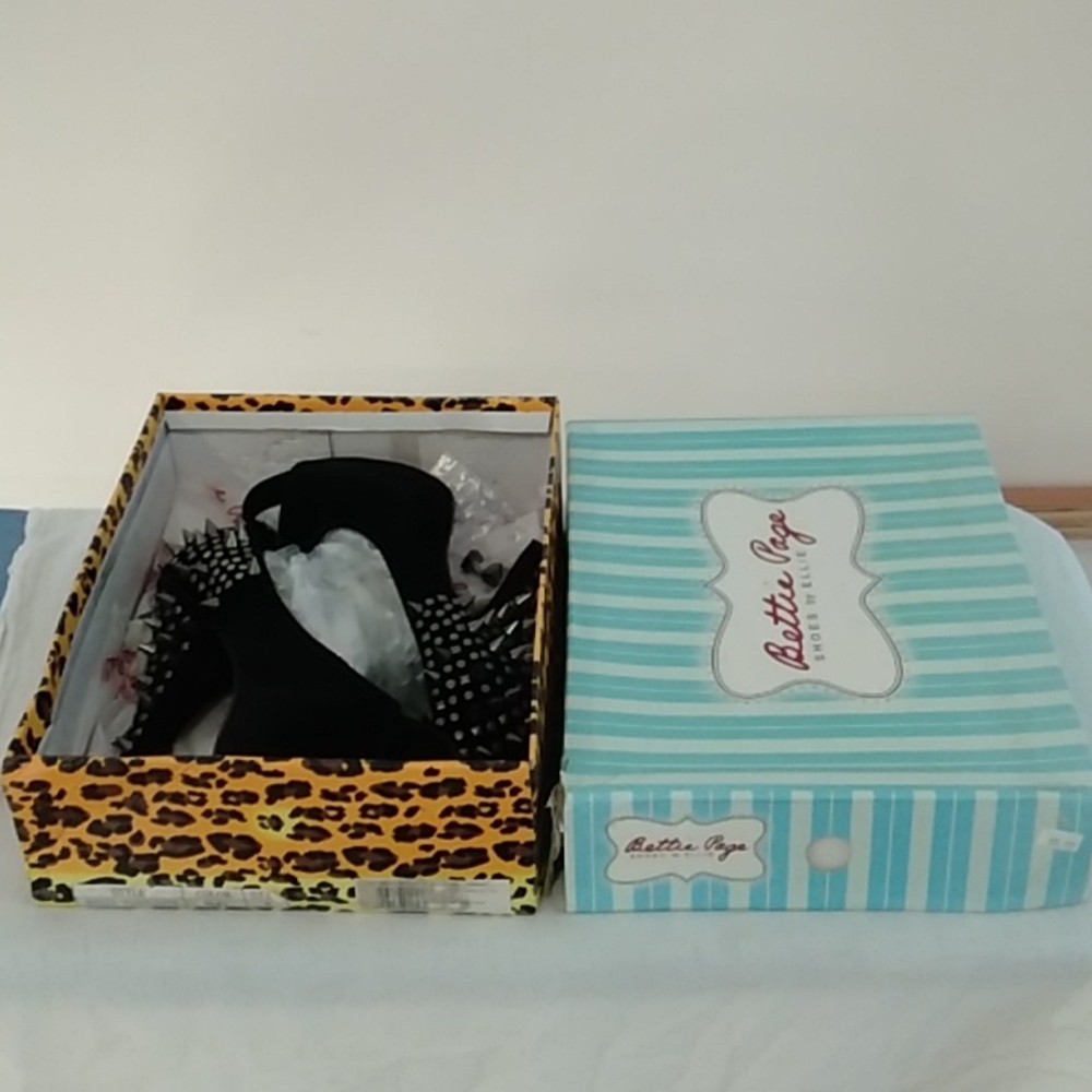 Bettie Page by Ellie size 8 peep toe spikey pumps